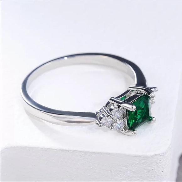 New Women’s 925 Silver Beautiful Emerald Ring - Picture 5 of 5